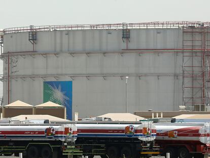 Varios camiones cisterna, en una instalación de Aramco en Jiddah (Arabia Saudí).