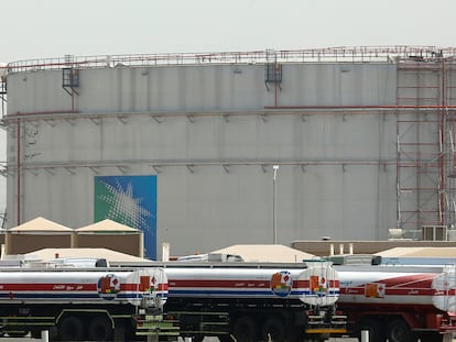 Varios camiones cisterna, en una instalación de Aramco en Jiddah (Arabia Saudí).