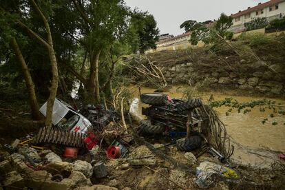 Vehículos destrozados tras las lluvias, en Tafalla.