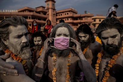 Un 'sadhu' o santón hindú se pone una mascarilla durante un multitudinario festival religioso en Haridwar (India), en abril de 2021. La fotografía fue tomada por Danish Siddiqui, que perdió la vida meses después en Afganistán, y forma parte de la cobertura gráfica de la pandemia en la India de la agencia Reuters.