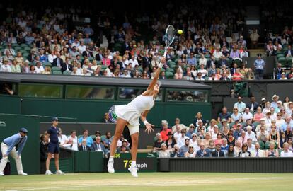 Garbiñe Muguruza saca durante el partido.