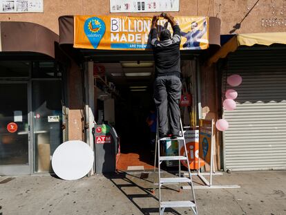 Un trabajador de la tienda Las Palmitas cambia la fachada del establecimiento, este 20 de julio en Los Ángeles (California).