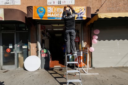 Un trabajador de la tienda Las Palmitas cambia la fachada del establecimiento, este 20 de julio en Los Ángeles (California).