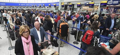 Pasajeros de British Airways forman largas colas en el aeropuerto de Heathrow, en Londres.