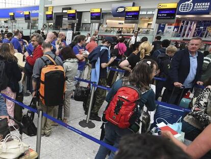 Pasajeros de British Airways forman largas colas en el aeropuerto de Heathrow, en Londres.