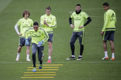 Varane, a la derecha, observa a Keylor en el entrenamiento.