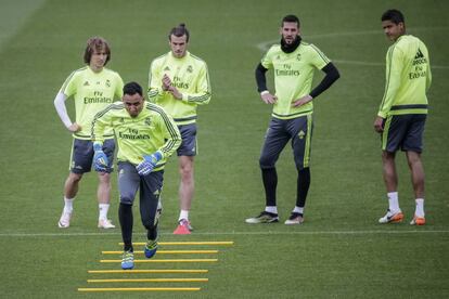 Varane, a la derecha, observa a Keylor en el entrenamiento. 