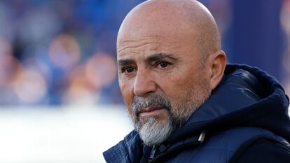 GETAFE (MADRID), 19/03/2023.- El entrenador del Sevilla, Jorge Sampaoli, momentos antes del partido de la jornada 26 de LaLiga que enfrenta este domingo al Getafe y al Sevilla en el Coliseum Alfonso Pérez de Getafe. EFE/Mariscal
