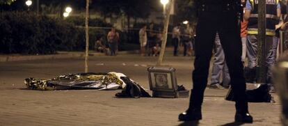 La Policía vigila el cadáver del joven fallecido el viernes en Vallecas.