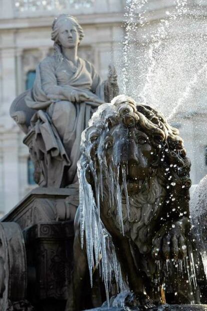 La fuente de la Cibeles congelada.