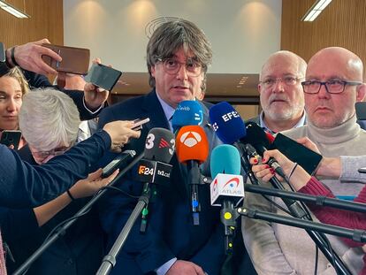 El expresidente catalán Carles Puigdemont (en el centro) y su abogado Gonzalo Boye (primero por la derecha), en una imagen de archivo.