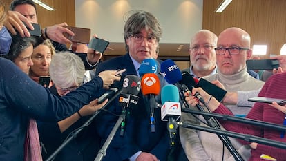 Carles Puigdemont y su abogado Gonzalo Boye declaran ante la prensa en Bruselas, este martes.