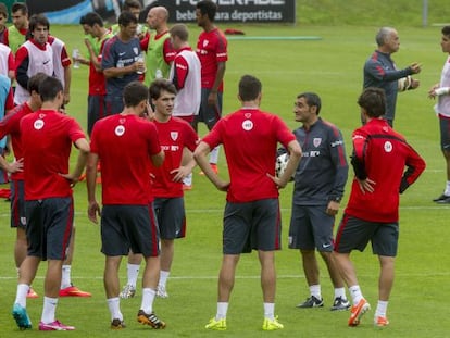 Valverde charla con los jugadores del Athletic durante un entrenamiento
