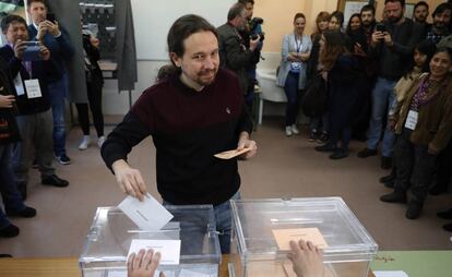 El líder de Unidas Podemos, Pablo Iglesias, vota en un colegio de Galapagar (Madrid).