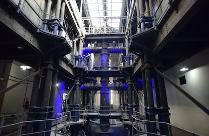  El interior del Palacio de las Aguas Corrientes, con los caños de hierro que transportaban el agua potable hacia los tanques.