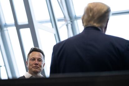 El consejero delegado de Tesla y SpaceX, Elon Musk, habla con Trump en el Kennedy Space Center de Cabo Cañaveral, en mayo de 2020. 