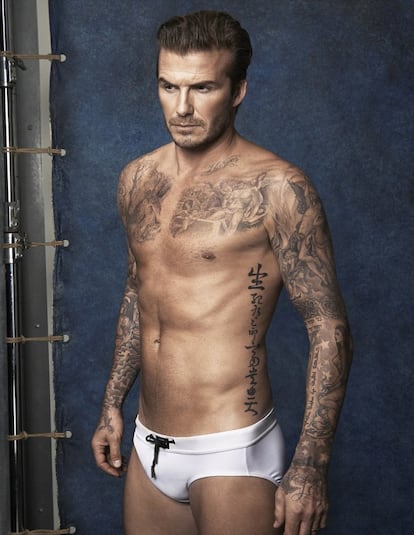 La colección de tatuajes de Beckham pasa ya de los 40. Sus zonas favoritas para dibujarse son el torso, la espalda y los brazos. Su primer tatuaje fue el ángel que lleva en la zona de los hombros y, después de ese, vinieron muchos más que incluyen los nombres de sus cuatro hijos y su mujer, fechas importantes, números favoritos, frases en latín y referencias a la religión católica.