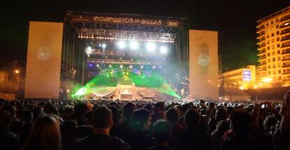 Una de los conciertos de Fallas de la Cadena SER en el cauce del Turia, en una imagen de archivo.