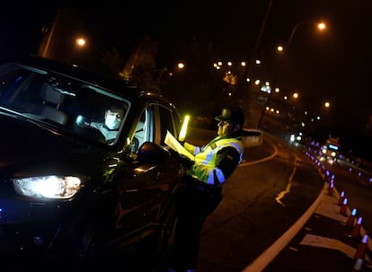 Miembros de la Guardia Civil de Tráfico, durante los controles que han realizado esta madrugada en la salida 19 de la autovía A-6, a la altura de la localidad madrileña de Las Rozas.