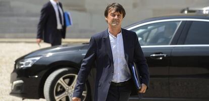 El ministro galo de Ecología, Nicolas Hulot, sale del Palacio del Elíseo.