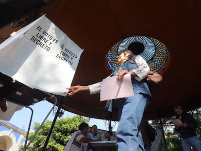 Votantes en una casilla de Texcoco, al oriente del Estado de México.