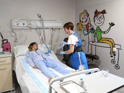 Una enfermera da instrucciones a una paciente en la unidad de medicina nuclear de Vall d&#039;Hebron