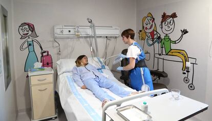 Una infermera dona instruccions a una pacient a la unitat de medicina nuclear de Vall d'Hebron.