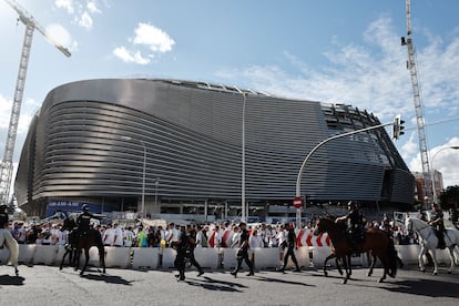 Las inmediaciones del estadio Santiago Bernabéu antes del partido de ida de semifinales de la Liga de Campeones de fútbol entre el Real Madrid y el Manchester City.