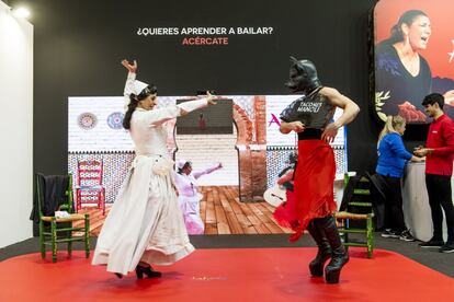 En el pabellón de Andalucía, la región española con más presencia en Fitur (ocupa casi en solitario el pabellón 5), una pareja disfrazada recibe al público bailando flamenco. Es la manera de promocionar las clases exprés —apenas duran tres minutos— que se impartirán durante los cinco días de la feria. Quien venza la vergüenza será recompensado con la grabación de un vídeo de 30 segundos con sus evoluciones sobre el tablao, que recibirá en su correo electrónico.