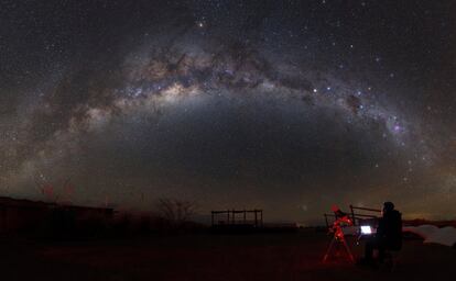 Tras la época pandémica, todos apreciamos más que antes los espacios amplios. En <a href="https://www.chile.travel/donde-ir/macrozona/norte-y-desierto-de-atacama/" target="">el desierto de Atacama</a>, que se estira unos 1.600 kilómetros de norte a sur, la soledad es total. Es uno de los mejores lugares de la Tierra para contemplar los cielos nocturnos: aquí no suele haber una sola nube (tiene fama de ser el desierto más seco del planeta), se encuentra a casi 4.000 metros de altitud y la contaminación lumínica es prácticamente inexistente. Por eso, en Atacama se sitúan algunos de los observatorios astronómicos más importantes del mundo. El viajero no tiene por qué ser un profesional o un experto para valorar el espectáculo nocturno de este lugar, por ello cada vez más empresas ofrecen experiencias de astroturismo. <br></br>En 2022, además, habrá un par de eventos astronómicos a tener en cuenta: un eclipse parcial de Sol (en abril) y otro total de Luna (en mayo). Atacama también es un ecosistema único, valioso y frágil. El cambio climático y el aumento de visitantes amenazan su precario equilibrio, sobre todo en San Pedro de Atacama, epicentro turístico del desierto. Pero la región es también precursora en la búsqueda de nuevas formas de gestionar el turismo, con iniciativas muy interesantes que incluyen a la comunidad local.