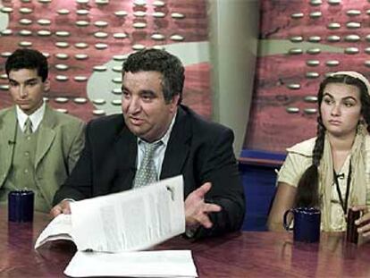 Florín Cioaba, en medio de los dos jóvenes, en un programa de la televisión rumana.