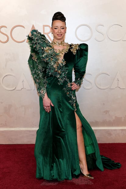 Laura Blount, una de las nominadas al mejor maquillaje por 'Wicked', se apuntó al más es más con un llamativo vestido verde esmeralda con mangas abullonadas y detalles dorados de la diseñadora británica Hellavagirl.