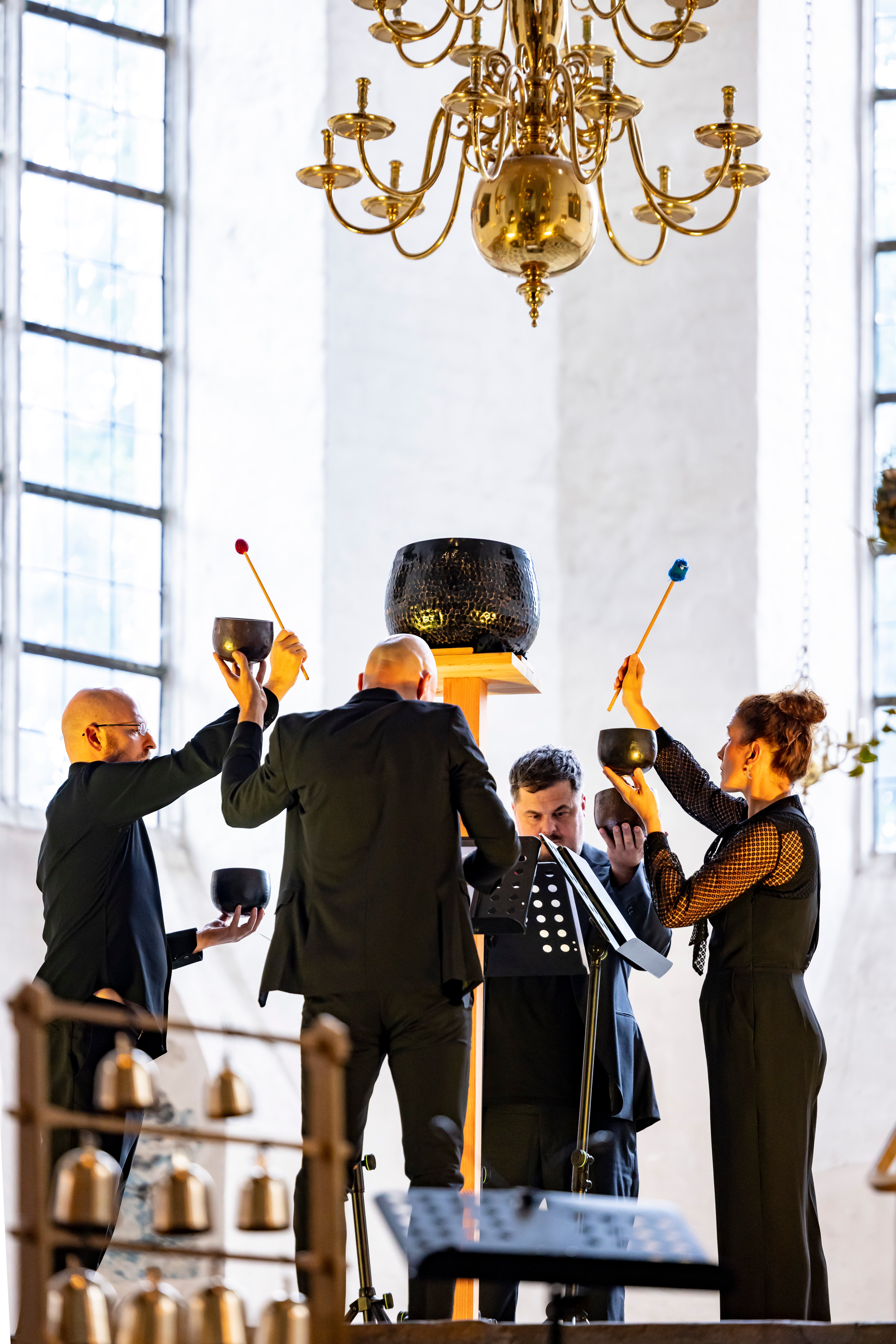Integrantes de La Fonte Musica (con su director Michele Pasotti, de espaldas) interpretan ‘Luccicare’ de Ron Ford en la Pieterskerk de Utrecht.