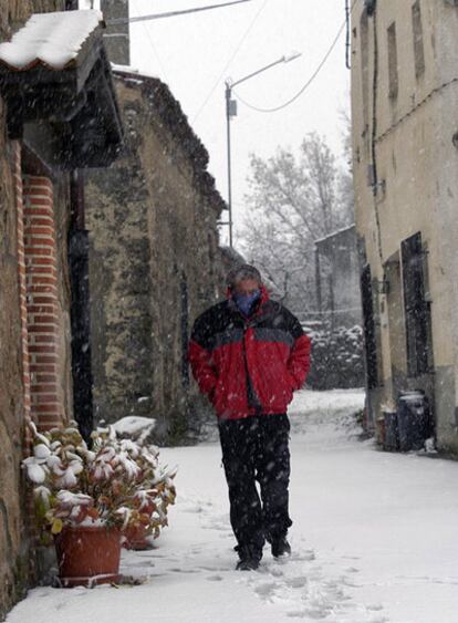 Primeras nieves en en Collado Hermoso (Segovia), donde hoy ha superado varios centímetros, cuajando en calles y tejados