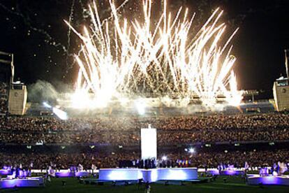 Entre fuegos artificiales, la copa subió al cielo gracias a un elevador desde el escenario central, donde estaba la plantilla del Madrid. Madrid, jueves 16 de mayo de 2002