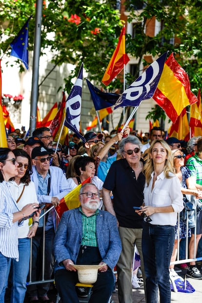 El escritor y filósofo Fernando Savater (sentado), junto a l también escritor Andrés Trapiello y Cayetana Álvarez de Toledo, dirigente del Partido Popular.