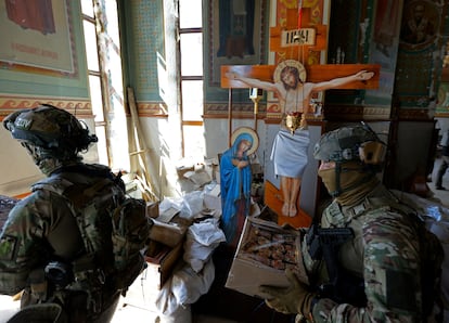 Soldados rusos se preparan para las celebraciones de Pascua, en la localidad de Avdiivka, en la región de Donetsk, el sábado.