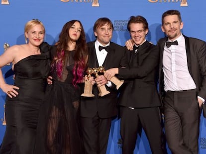 El equipo de Boyhood, con los premios Globos de Oro a mejor película, mejor director y mejor actriz secundaria. 