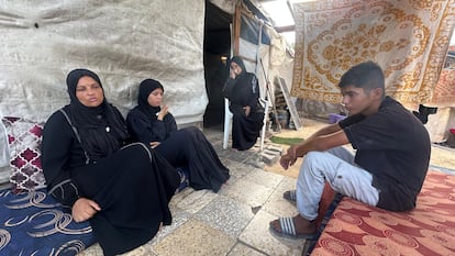 Samaher al Masri, esposa del fallecido periodista Hussam al Masri, con su hija Shatha y su hijo Ahmed, en su casa destruida en Jan Yunis, Gaza.