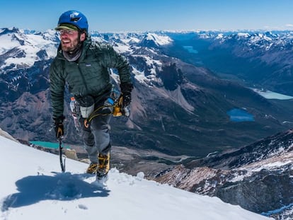 Jim Reynolds acercándose a la cima de la aguja Guillaumet, en el macizo del Fitz Roy (Patagonia), durante un reconocimiento del terreno en enero de 2019.