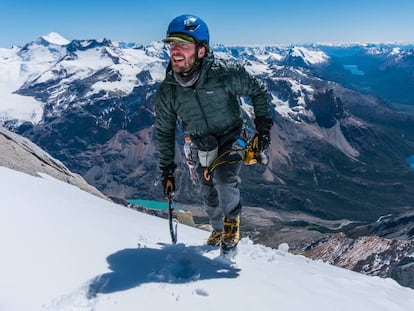 Jim Reynolds acercándose a la cima de la aguja Guillaumet, en el macizo del Fitz Roy (Patagonia), durante un reconocimiento del terreno en enero de 2019.