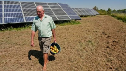 Un agricultor de Lleida junto a su huerto de paneles solares.