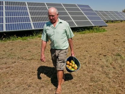 Un agricultor de Lleida junto a su huerto de paneles solares.