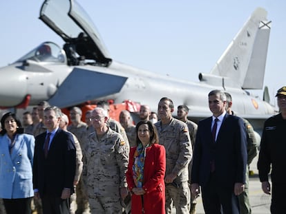 Los ministros de Defensa de España, Margarita Robles, (en el centro) y de Bulgaria, Stefan Yanev, segundo por la izquierda, durante las maniobras conjuntas en la base aérea de Graf Ignatievo, en Bulgaria, el lunes.