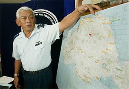 Un oficial de las Fuerzas Armadas filipinas señala en lugar de los hechos en un mapa de la isla de Jolo.