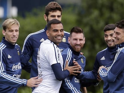 Lionel Messi, con sus compa&ntilde;eros de la selecci&oacute;n argentina, en un entrenamiento.