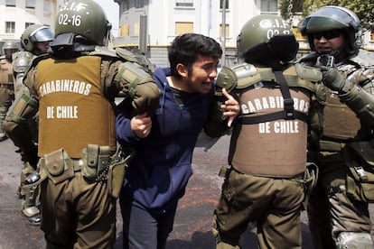 La policía arresta a un manifestante durante una marcha convocada por estudiantes chilenos en demanda de una enseñanza pública gratuita y de calidad, contra la reforma educativa de la presidenta Michelle Bachelet en Santiago de Chile.