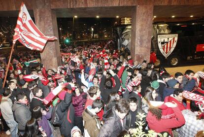 Aficionados del Athletic portan banderas y animan al equipo a la llegada del autobs de los jugadores de Marcelo Bielsa.