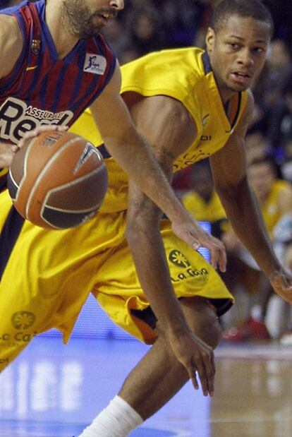 Haynes defiende a Navarro durante un partido de la Liga Endesa.