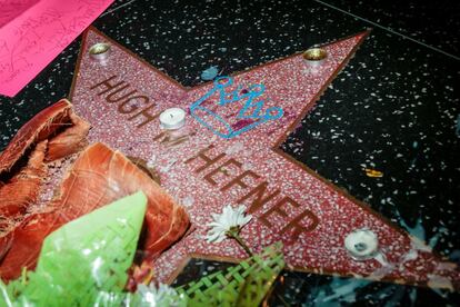 Playboy, fundada en 1953, es una de las marcas más reconocibles de Estados Unidos, la referencia durante décadas del entretenimiento erótico masculino. En la imagen, su estrella en el Paseo de la Fama de Los Ángeles se llena de flores y velas por la muerte del magnate.